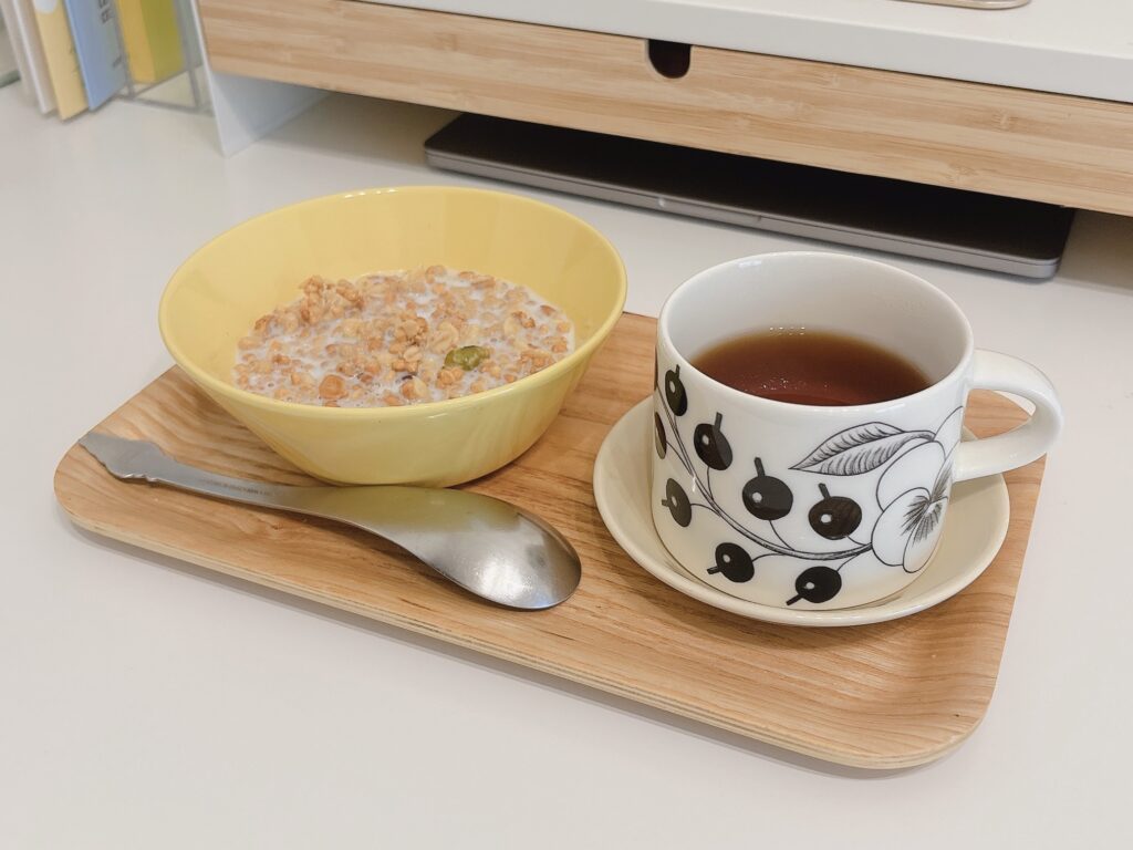 ティーマとパラティッシを使ったシンプルな北欧風朝食。グラノーラとコーヒーでゆったりスタート。